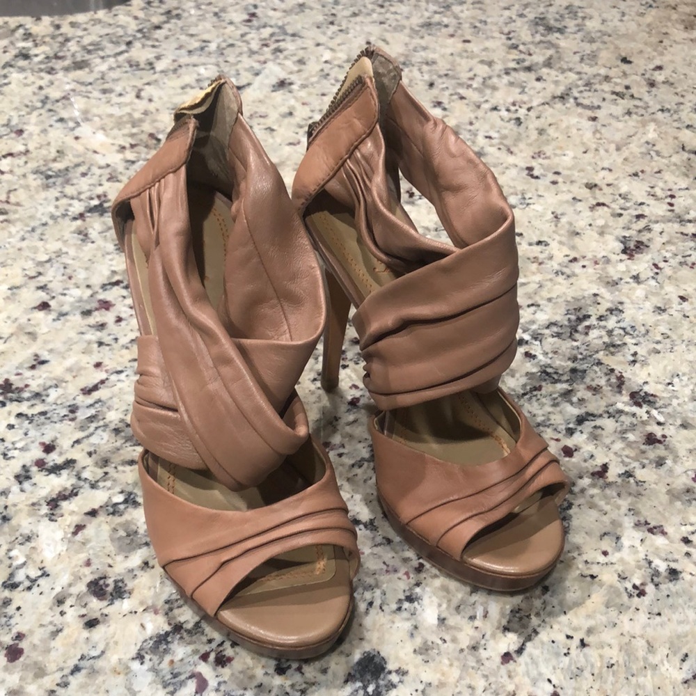 Levity. Size 7. Heel.